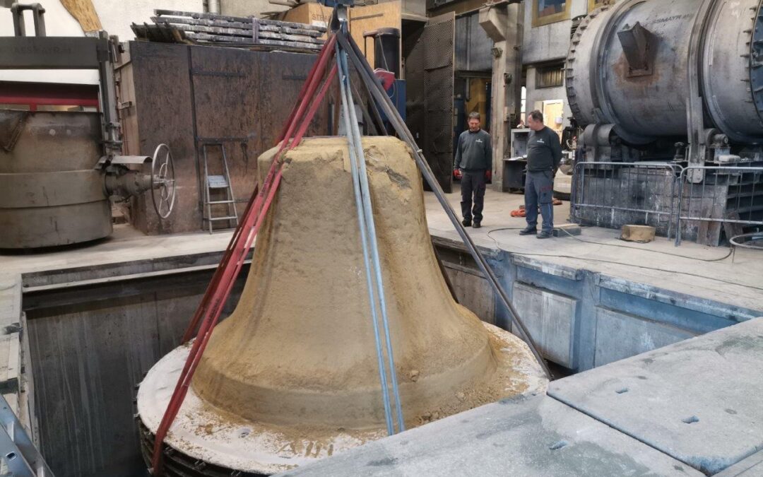 Abheben der falschen Glocke geschafft am 28. November wird die CREDAMUS gegossen